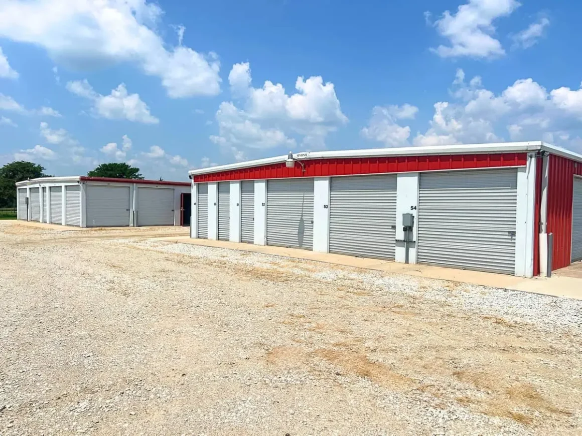 Storage unit buildings in yutan ne